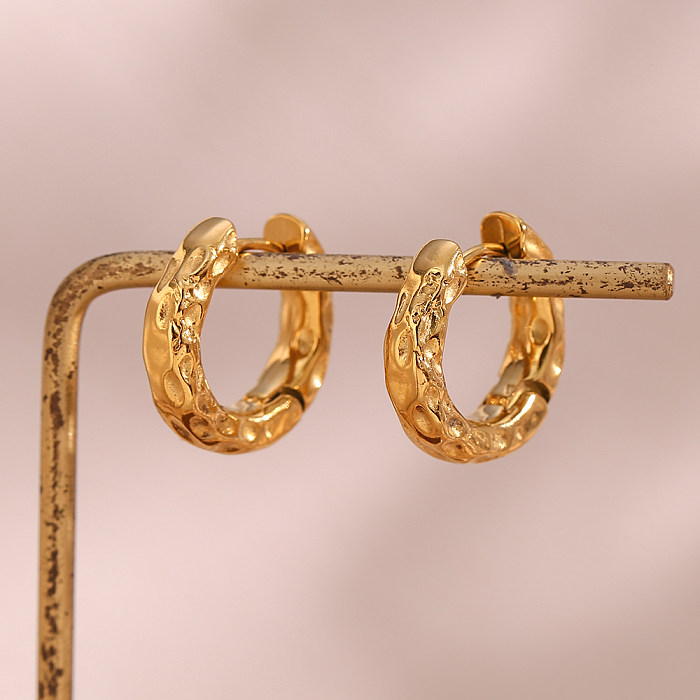 1 par de pendientes de aro chapados en oro de 18 quilates con revestimiento de acero inoxidable redondo de estilo simple