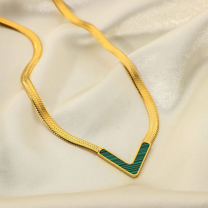 Concha preta em forma de V, malaquita verde, concha branca natural, corrente de cobra plana, colar de ouro 18K de aço inoxidável
