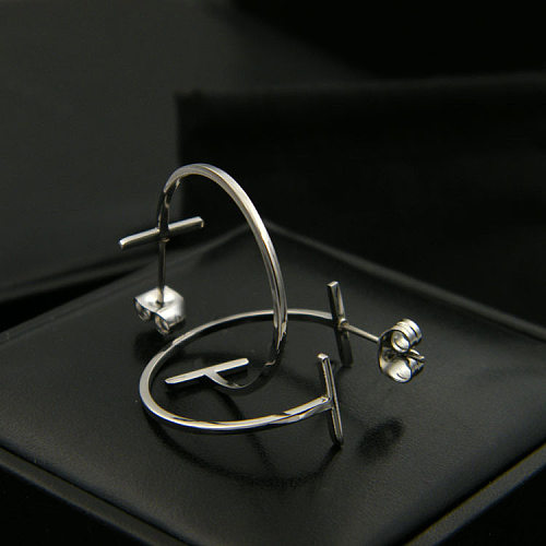 1 Paar elegante Ohrringe aus Edelstahl mit Buchstabenbeschichtung