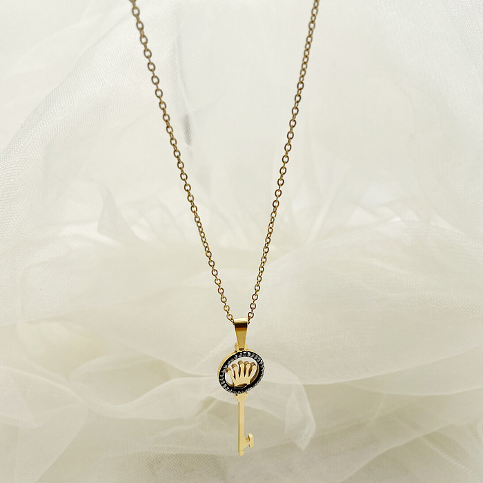 Collier pendentif plaqué or et diamant avec incrustation de placage en acier inoxydable avec clé de couronne de style simple