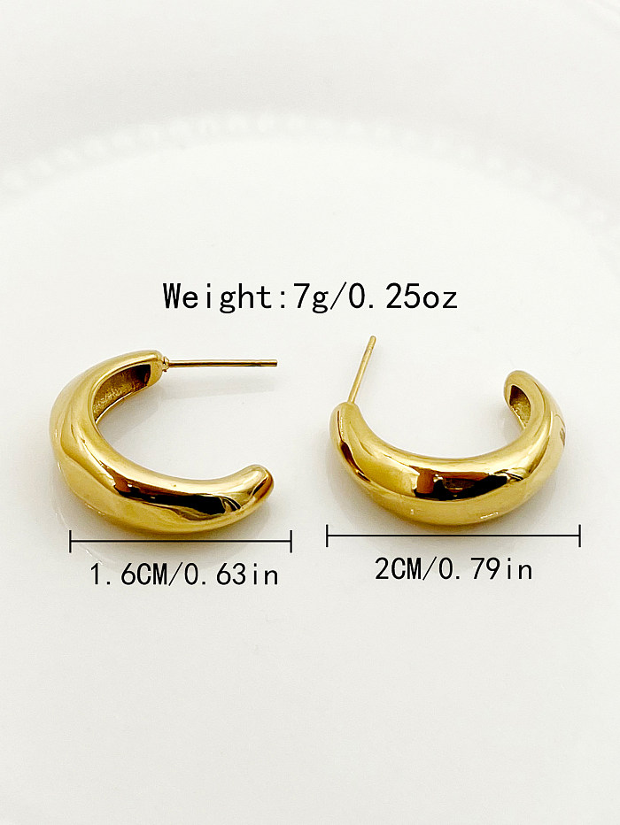 زوج واحد من أقراط أذن من الفولاذ المقاوم للصدأ مطلية بالذهب على شكل حرف C بتصميم بسيط