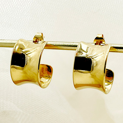 زوج واحد من أقراط الأذن المصنوعة من الفولاذ المقاوم للصدأ والمطلية بالذهب على شكل حرف C بتصميم بسيط