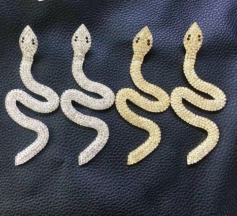 1 par de pendientes colgantes con diamantes de imitación y incrustaciones de serpiente de estilo moderno