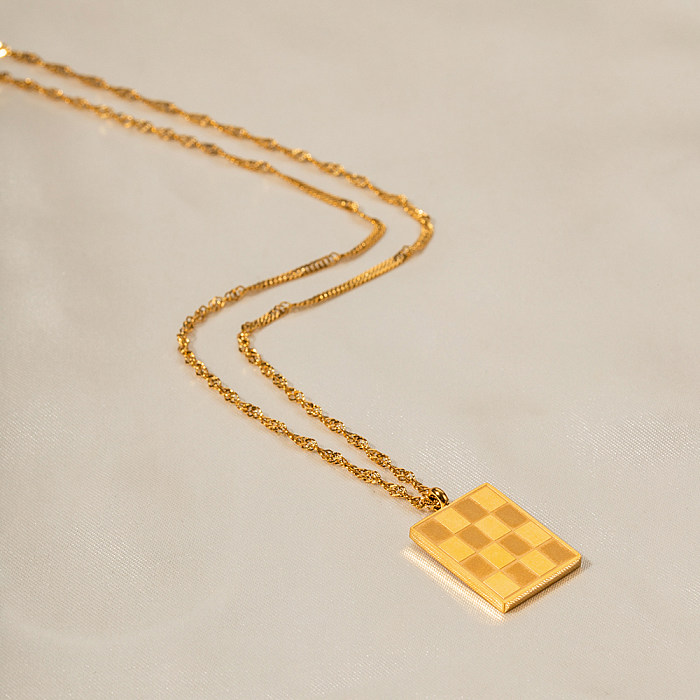Halskette mit Anhänger im Schachbrett-Stil im IG-Stil, Edelstahlbeschichtung, 18 Karat vergoldet