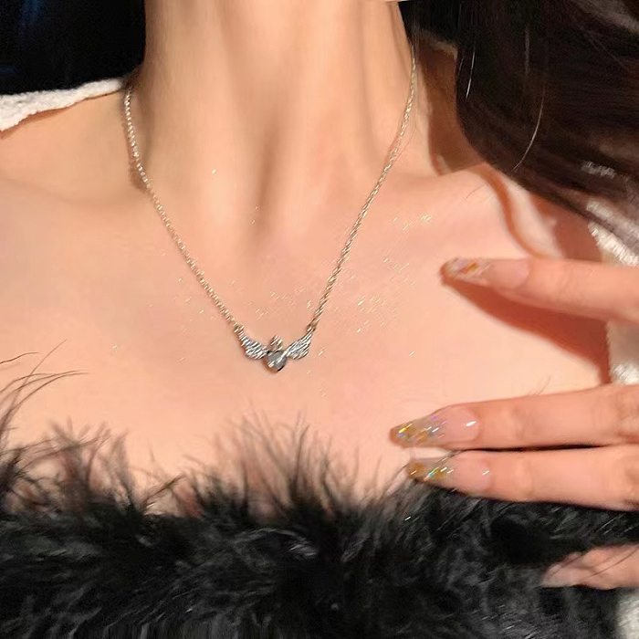 Collar con colgante de diamantes de imitación con incrustaciones de acero inoxidable con alas de estilo simple