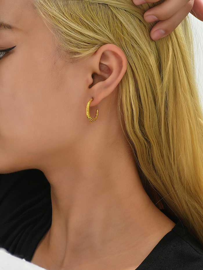 1 Paar Punk-Ohrringe in C-Form mit unregelmäßiger Beschichtung aus Edelstahl