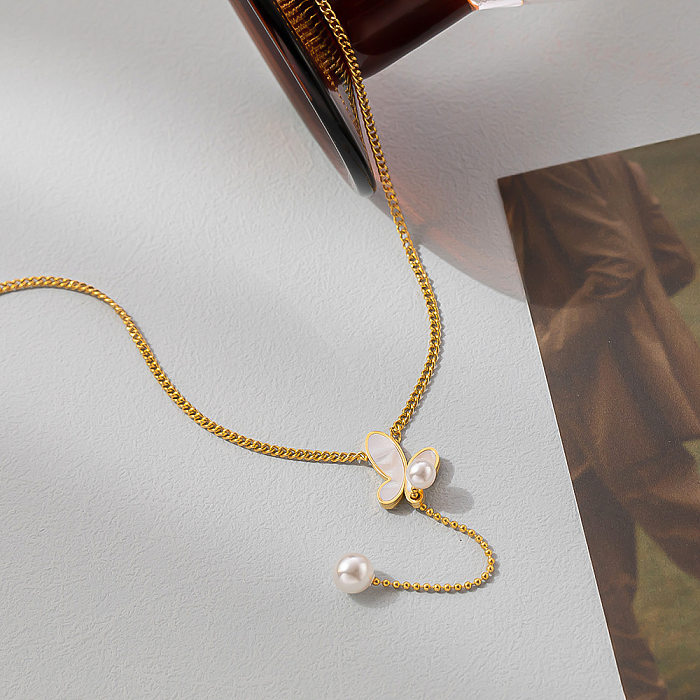 Collar con colgante de concha con incrustaciones de revestimiento de acero inoxidable con perlas de imitación en forma de corazón de estilo simple