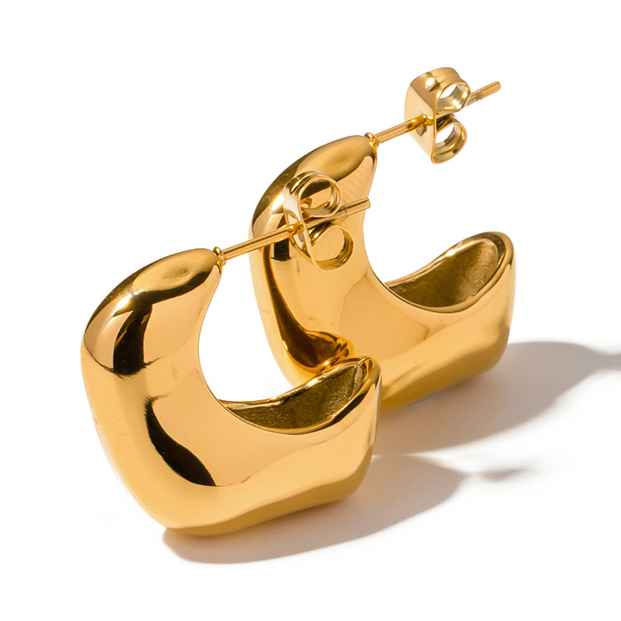 زوج واحد من أقراط أذن مطلية بالذهب عيار 1 قيراط من الفولاذ المقاوم للصدأ مطلية بالذهب على شكل حرف C على شكل IG