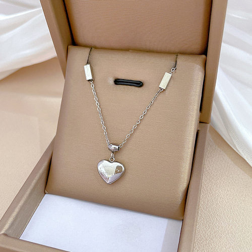 Collier pendentif élégant en forme de coeur avec lettre en acier inoxydable
