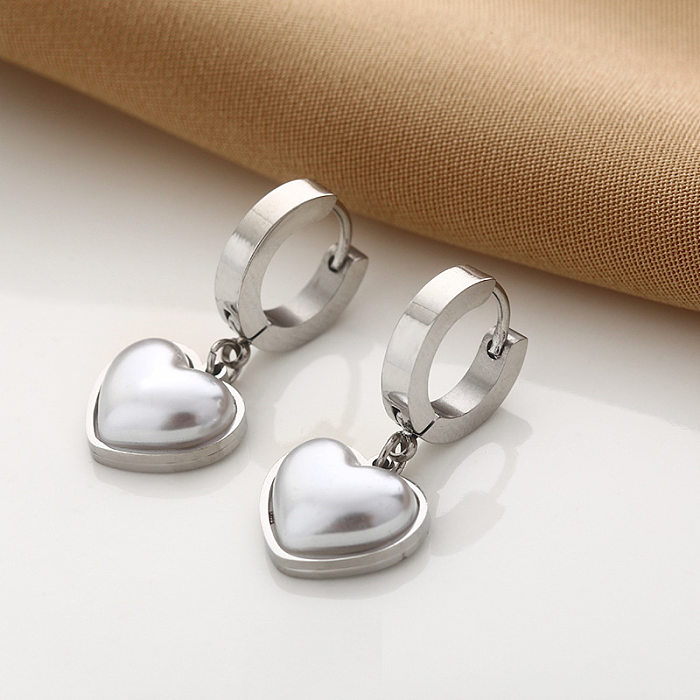 Pendientes colgantes de perlas con incrustaciones chapados en acero inoxidable con forma de corazón a la moda, 1 par