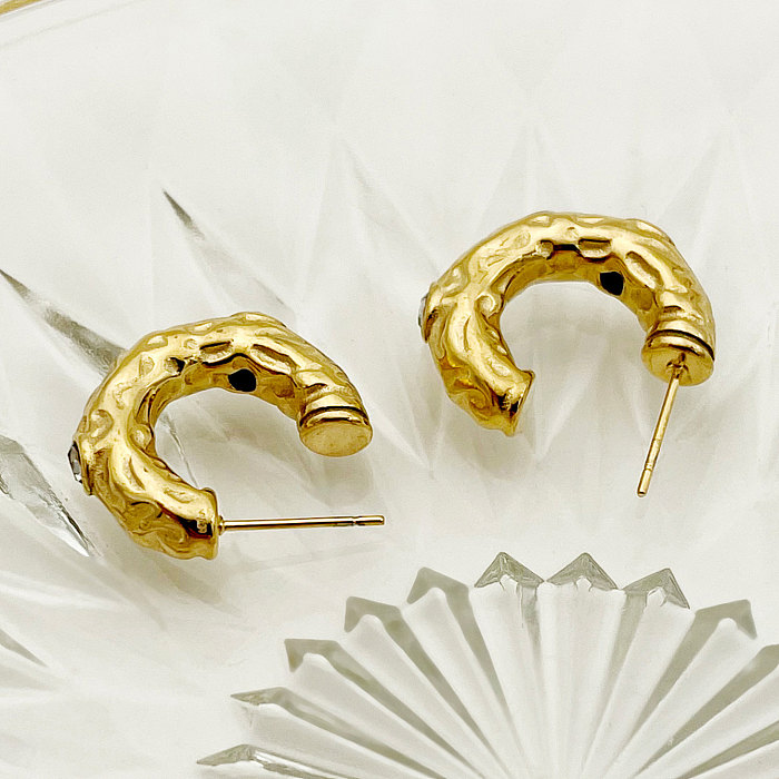 زوج واحد من أقراط الأذن المطلية بالذهب والزركون من الفولاذ المقاوم للصدأ والمطلية بالذهب على شكل حرف C بتصميم كلاسيكي بسيط