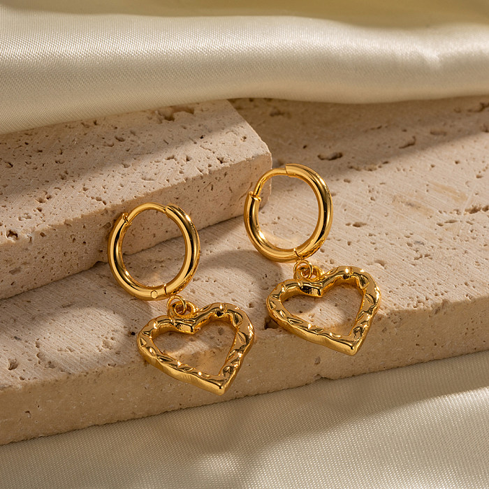 1 par de pendientes colgantes chapados en oro de 18 quilates con forma de corazón de estilo moderno
