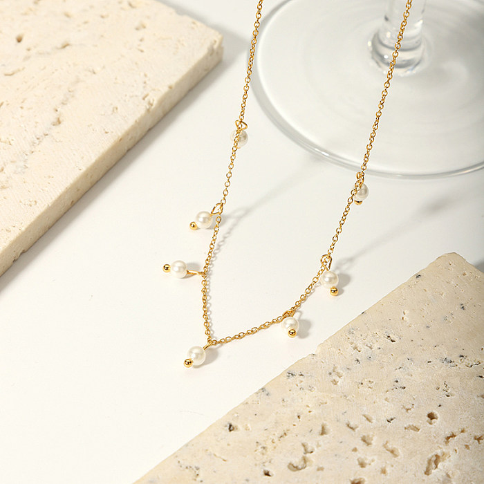 Elegante collar chapado en oro de 18 quilates con perlas de agua dulce de acero inoxidable de color sólido