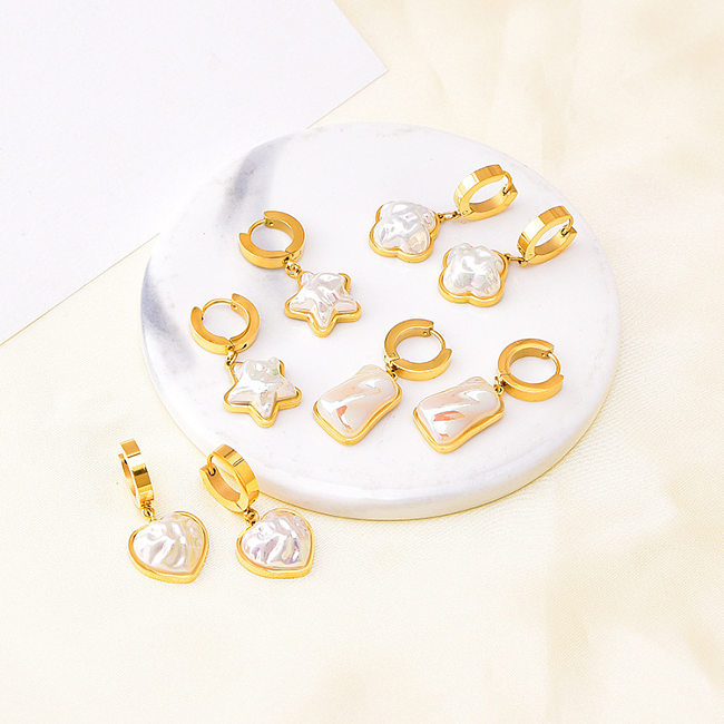 1 par de elegantes pendientes colgantes de perlas artificiales con incrustaciones de acero inoxidable con forma de flor en forma de corazón para mujer