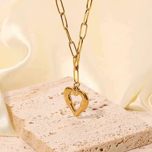 El chapado de acero inoxidable en forma de corazón de estilo simple informal ahueca hacia fuera el collar colgante chapado en oro de 18 quilates