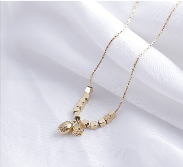 Einfache Retro-Stil-Stern-Mond-Blumen-Edelstahl-Beschichtung, ausgehöhlte, vergoldete Halskette