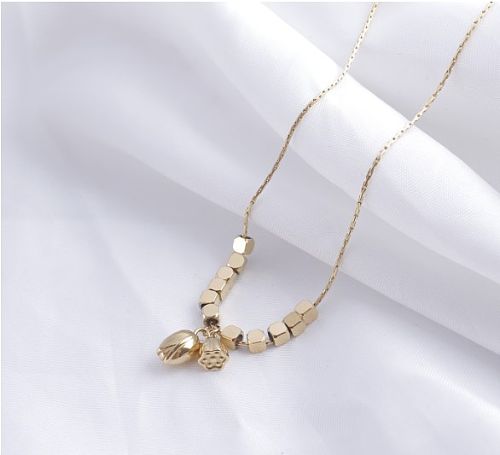 Einfache Retro-Stil-Stern-Mond-Blumen-Edelstahl-Beschichtung, ausgehöhlte, vergoldete Halskette