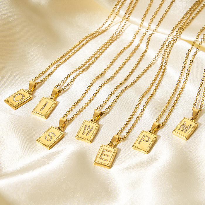 Collar chapado en oro de 18 quilates con incrustaciones de diamante pulido de acero inoxidable con letra dulce
