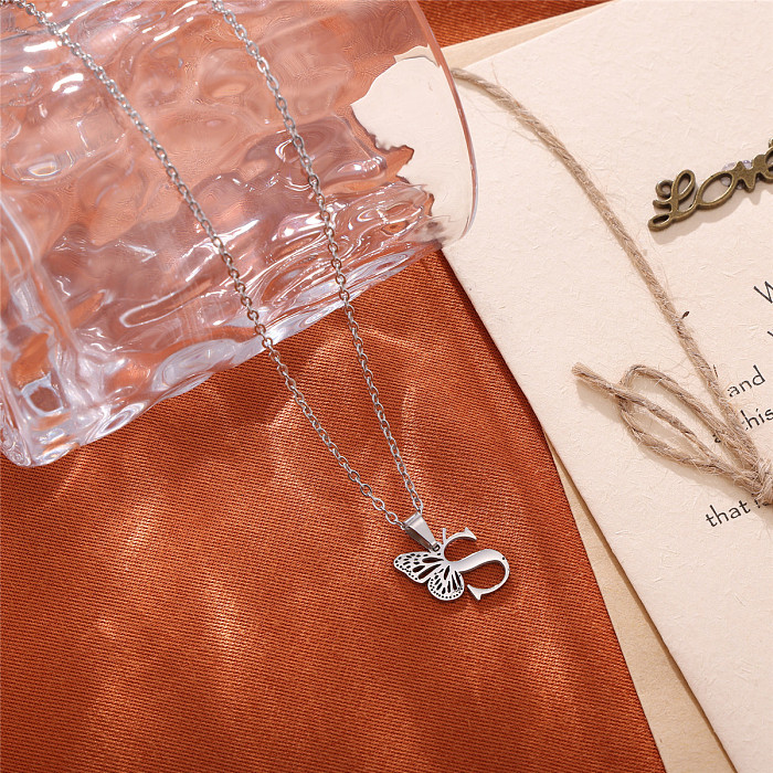 Estilo simples romântico carta borboleta chapeamento de aço inoxidável oco colar pingente banhado a ouro 18K