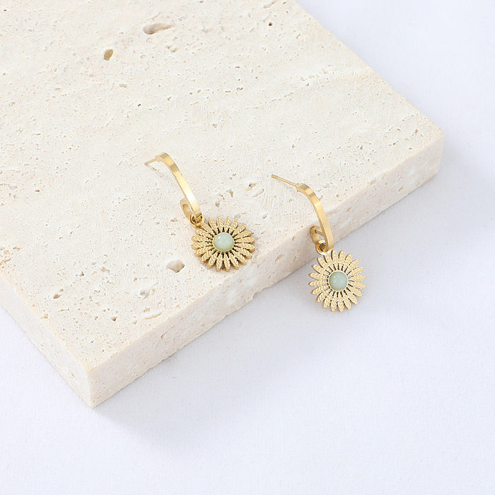 Einfache modische Ohrringe mit eingelegten Steinen und Sonnenblumen
