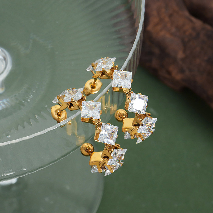 1 par de lujosos pendientes chapados en forma de C brillante con incrustaciones de circonita de acero inoxidable chapados en oro de 18 quilates