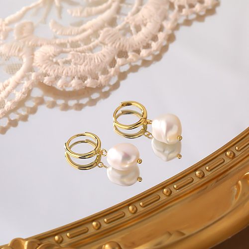 1 par de pendientes colgantes chapados en oro de acero inoxidable con revestimiento de perlas irregulares elegantes