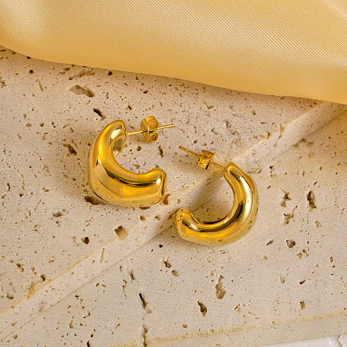زوج واحد من أقراط الأذن ذات الطراز الحديث والطراز الكلاسيكي على شكل حرف C من الفولاذ المقاوم للصدأ ومطلية بالذهب