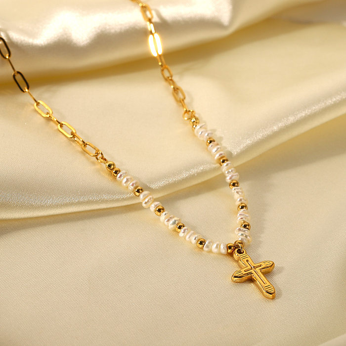 Pingente de cruz de ouro 18K com contas de pérolas de água doce naturais costurando colar de aço inoxidável