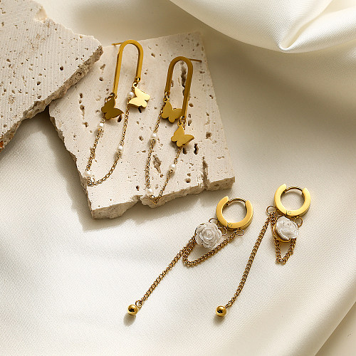1 par de pendientes colgantes chapados en oro de 18K con incrustaciones de perlas artificiales de acero inoxidable con incrustaciones de flores y mariposas de estilo sencillo