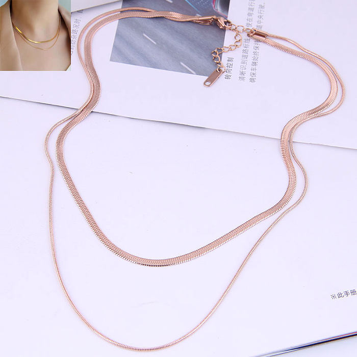 Exquisito collar de acero inoxidable de doble capa con cadena plana de hueso de serpiente