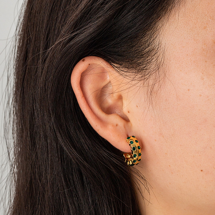 1 par de pinos de orelha banhados a ouro com zircônia de aço inoxidável estilo moderno em forma de C