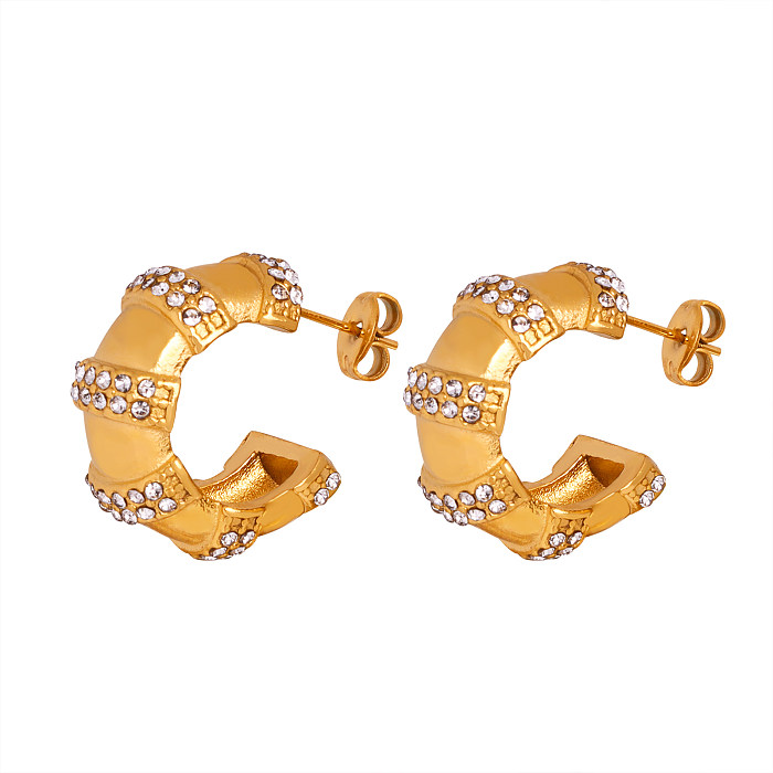 1 par de lujosos pendientes chapados en forma de C con incrustaciones de acero inoxidable y diamantes de imitación chapados en oro de 18 quilates
