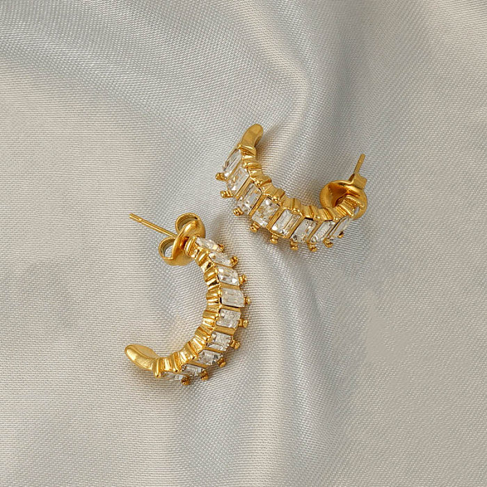 1 par de pendientes elegantes chapados en forma de C con incrustaciones de acero inoxidable y circonita chapados en oro de 18 quilates