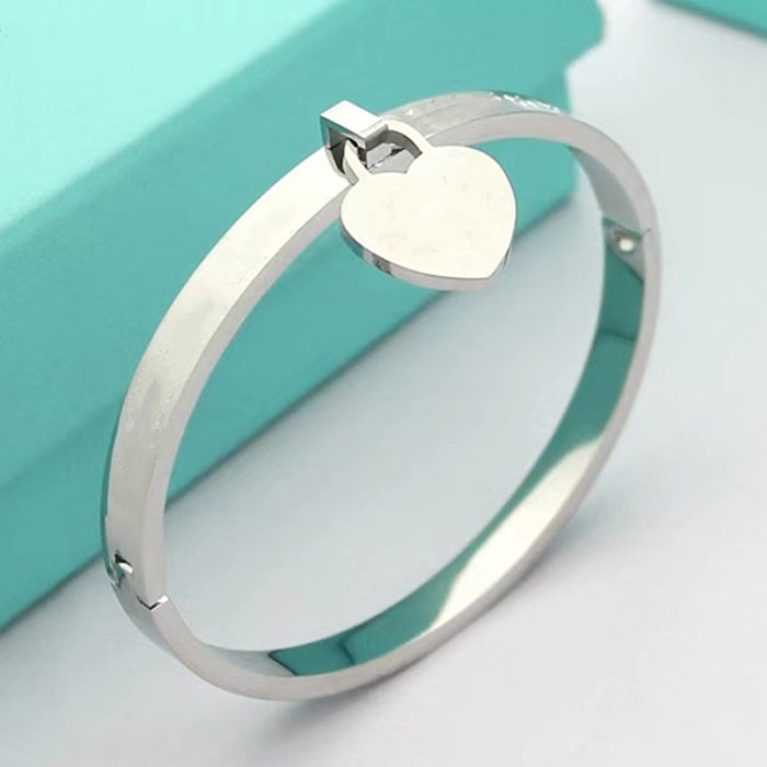 Simple Style Heart Shape Titanium Steel Charm Bangle