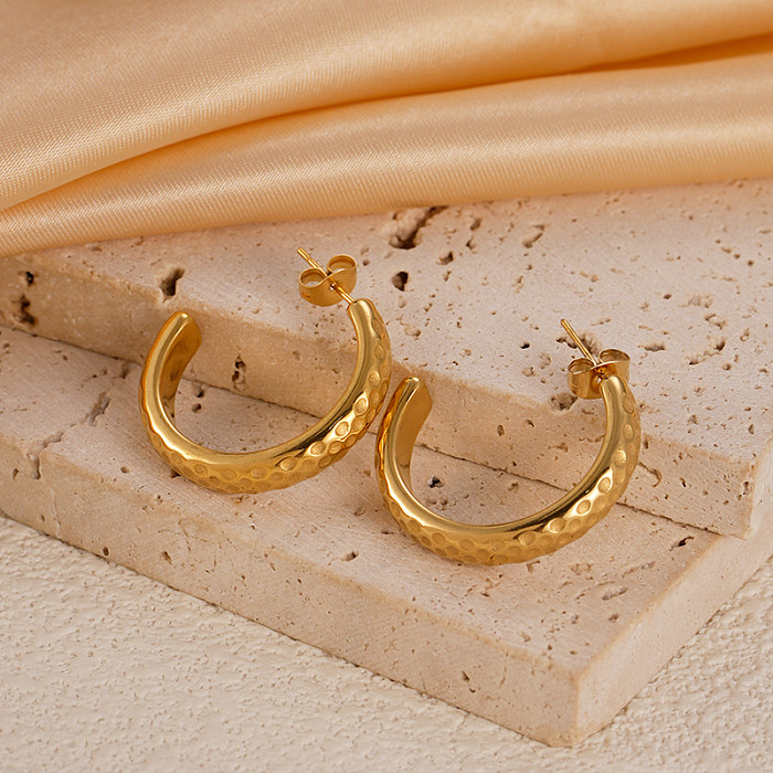 زوج واحد من الأقراط المطلية بالذهب من الفولاذ المقاوم للصدأ على شكل حرف C بتصميم بسيط لقضاء العطلات على الشاطئ