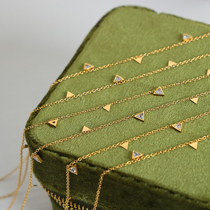 Collier luxueux plaqué or 18 carats avec incrustation de zircon en acier inoxydable et triangle de style britannique
