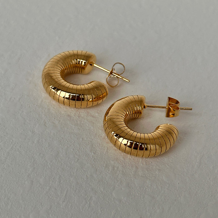 1 Paar schlichte Ohrringe aus Edelstahl mit 18-Karat-Vergoldung in C-Form