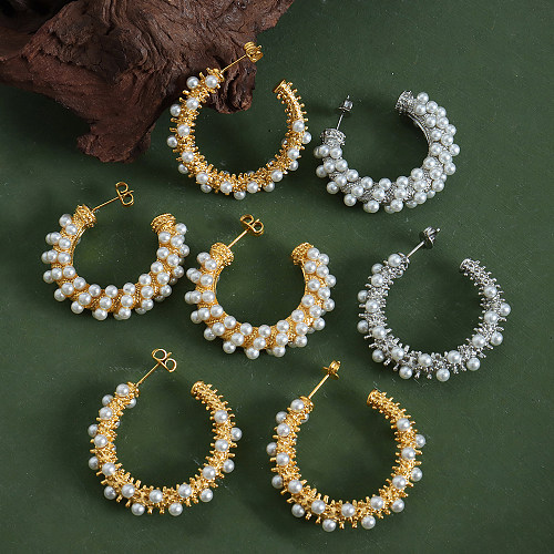 1 par de pendientes elegantes chapados en forma de C con incrustaciones de perlas artificiales de acero inoxidable chapados en oro de 18 quilates