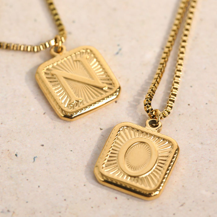 قلادة على شكل حرف بسيط مطلية بالفولاذ المقاوم للصدأ مطلية بالذهب عيار 18 قيراط