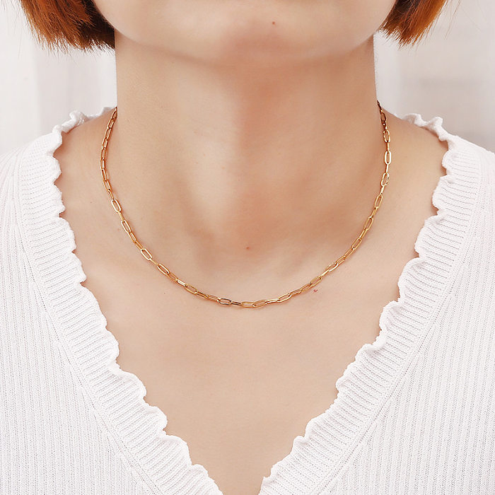 Schlichte Halskette mit geometrischer Edelstahlbeschichtung