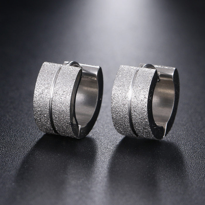 Boucles d'oreilles rondes creuses cloutées en diamant givré plaqué or 18 carats en acier inoxydable de style simple