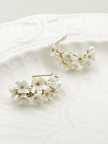 1 par de pendientes chapados en oro con perlas artificiales de acero inoxidable con incrustaciones de flores elegantes