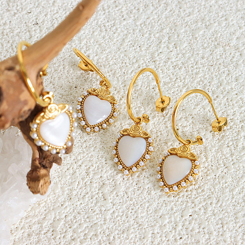 1 Paar elegante Urlaubsohrringe in Herzform mit Inlay-Imitationsperle aus Edelstahl mit künstlichen Perlen und 18 Karat vergoldet
