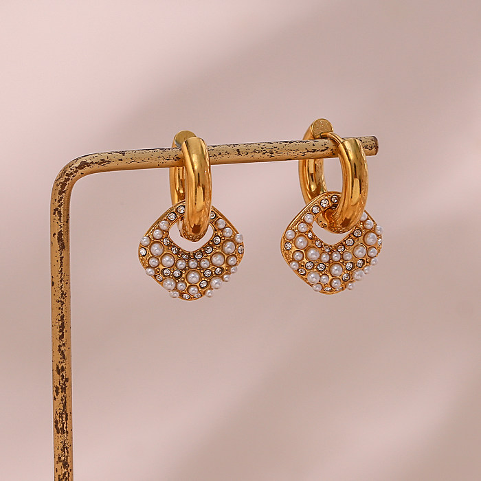 1 par de pendientes colgantes chapados en oro de 18 quilates con incrustaciones de perlas artificiales cuadradas artísticas de estilo moderno