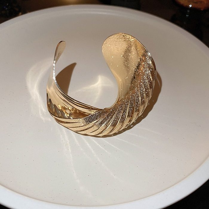 Elegante luxuoso rainha espiral listra aço inoxidável torção chapeamento de metal banhado a ouro pulseiras de punho banhado a prata