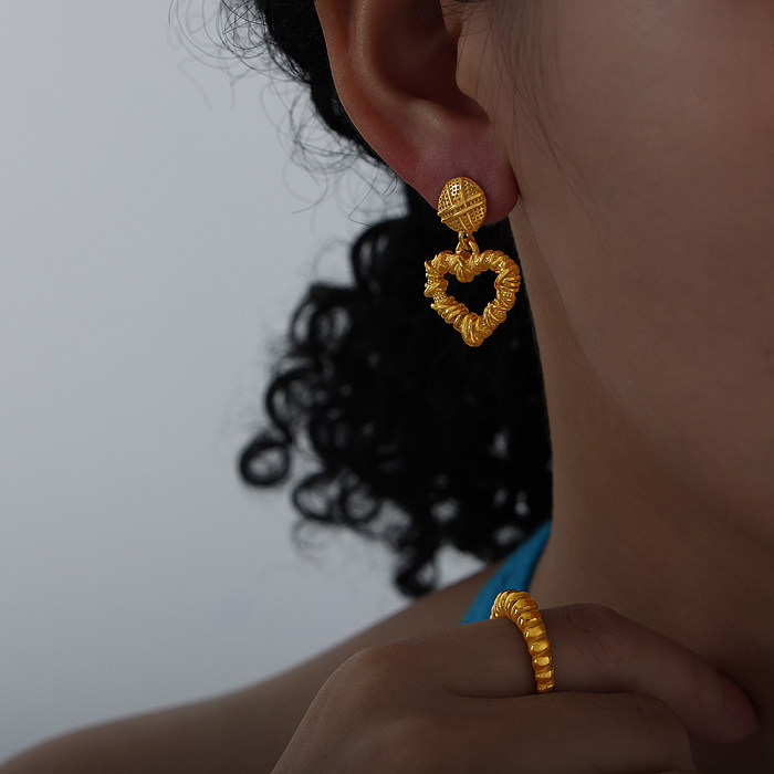 1 paire de boucles d'oreilles pendantes élégantes et artistiques en forme de cœur plaquées en acier inoxydable plaqué or 18 carats