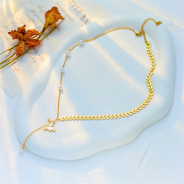 Collar con colgante chapado en oro de 18 quilates con incrustaciones de acero inoxidable y mariposa de estilo barroco