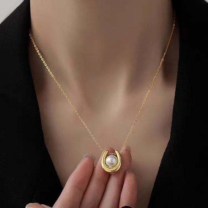 Collier élégant avec pendentif en perles artificielles et incrustation en acier inoxydable en forme de U