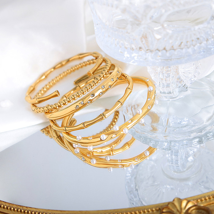 Luxuriöser Armreif im Barockstil, glänzend, einfarbig, Titanstahl, 18 Karat vergoldet, künstliche Perlen, Zirkon, in großen Mengen