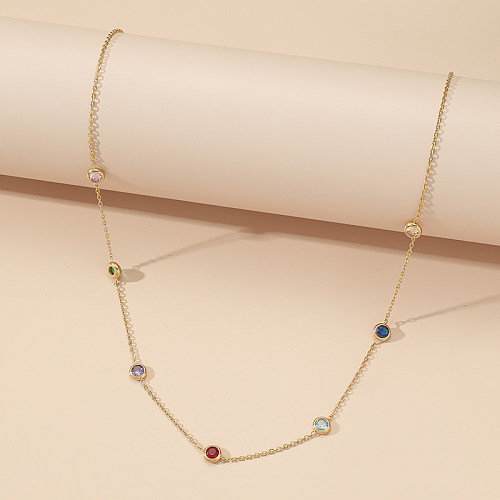 Halskette im schlichten geometrischen Stil aus Edelstahl mit polierter Beschichtung und Einlage aus 18 Karat vergoldeten Strasssteinen